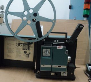 USED VINTAGE / ANTIQUE BELL & HOWELL 16MM PROJECTOR 1552