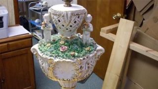 VINTAGE TABLE LAMP WITH FLOWER URN & TWO CHERUBS PIERCED BASE FISH 