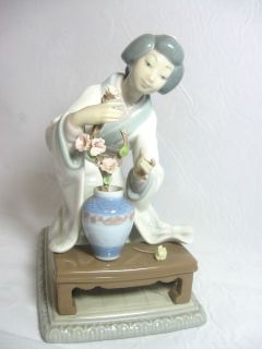 TS) Vintage~Retire​d  LLADRO Oriental Woman Flower Arranger #4840 