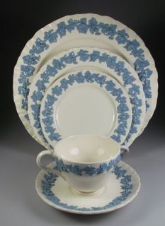 WEDGWOOD LAVENDER on CREAM queensware shell edge 5 PIECE PLACE 