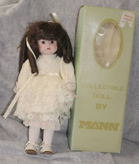 1985 SEYMOUR MANNS PORCELAIN COLLECTIBLE DOLL.