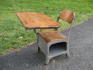 ANTIQUE VINTAGE SCHOOL HOUSE SMALL CHILDS DESK AND CHAIR MID CENTURY