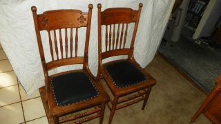 Pair of Quartersawn Oak Medallion Carved Dinette Chairs / Sidechairs 