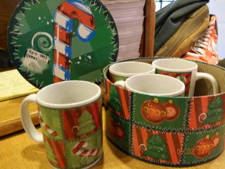 SET OF 4 CHRISTMAS MUGS IN BOX TII COLLECTIONS W7211 USED