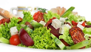 Confira receitas de saladas para começar a semana comendo alimentos 