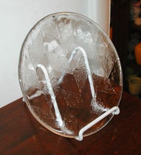 PUKEBERG SWEDEN ART GLASS 7 1/4 IN ROUND PLATE GEOMETRIC CHEVRON WITH 