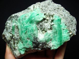 Museum Gem Green EMERALD/BERYL Crystals & Bright GREEN MICA Sheet