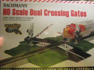 new in box mint bachmann ho scale dual crossing gates open & lower 