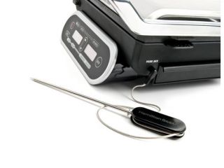 Set & Forget® Grill digital displays and probe plugged in to probe 