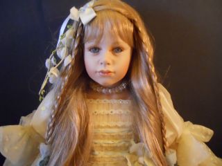 21 MUNDIA ARTIST DOLL Allison Sitting doll with jointed head