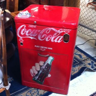 Vintage Coke machine Vendo Great Graphics CLEAN BRIGHT RED PICK UP 