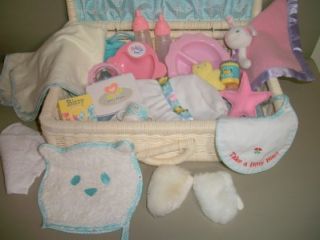   AMERICAN GIRL BASKET SUITCASE WITH LOTS OF ACCESSORIES BABY CARRIER