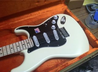 Fender BILLY CORGAN STRATOCASTER WHITE THESE ARE NOT PRODUCED ANYMORE 