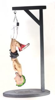 Point Knee Suspension Funky Colorful Suspension Statue with Green 