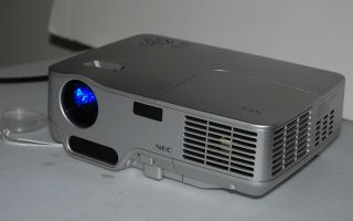 NEC NP40 portablel Projector 2200 Lumens Home theater & PC Laptop 