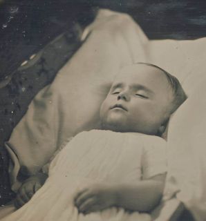 GREAT 1 6TH PLATE POST MORTEM DAG OF A BABY LYING NEXT TO A WINDOW IN