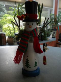 CHRISTMAS HOLIDAY DECORATIVE SNOWMAN NUTCRACKER W GIFTS BIRD WREATH