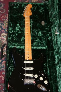   CUSTOM SHOP 2008 RELIC DAVID GILMOUR STRATOCASTER W SIGNED BOOK MINT