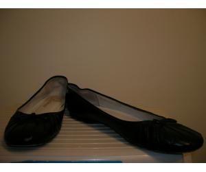 DELMAN black ballet flat shoes.Round toe with striped pattern on front