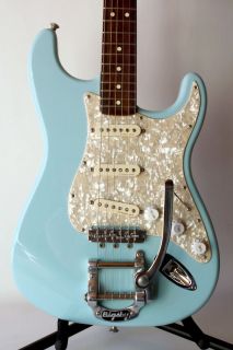 Fender Tom Delonge Bigsby Noiseless Pus Daphne Blue Stratocaster Strat