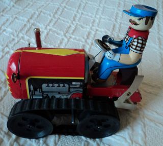 TIN TRACTOR WIND UP TOY   DRIVER, RUBBER TRAC, KEY   NEW IN BOX   NEAT