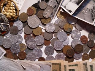 Ein Haufen Flohmarktartikel Banknoten Münzen Orden Kreuz Sammelbilder