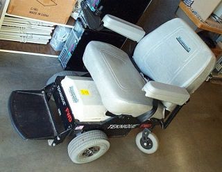 Hoveround Teknique FWD power chair, new battery, works good electric