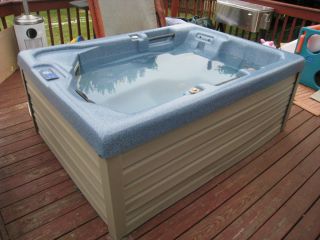 Like New Jacuzzi Hot Tub 3 Person Balboa 110 or 220 Volts