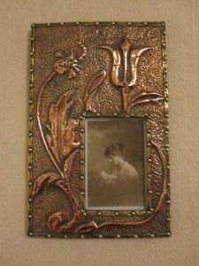  & CRAFTS HAND HAMMERED COPPER AND BRASS WALL HUNG PHOTOGRAPH FRAME