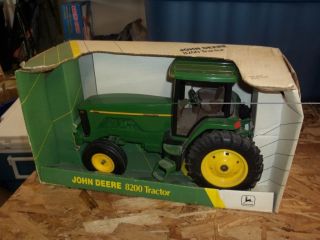 John Deere Toy Tractor 8200 5840