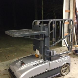 JLG Personnel Man Lift Great Condition