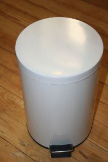 White Kitchen Trash Can / Step Can   New   15 3/4 Tall   Round