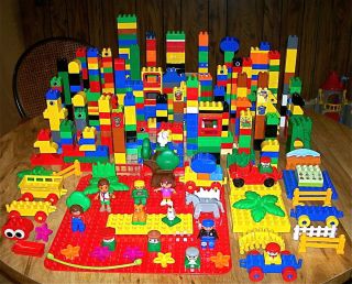 540 PIECE LEGO DUPLO LOT LARGE BASEPLATE TRAIN CARS PEOPLE BLOCKS MORE