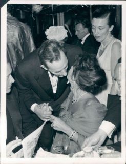 1957 Michael Wilding Kisses Ex Wife Liz Taylor Photo