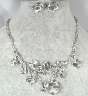Lovely Water Lily design Necklace Set in Silver tone