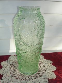 Tiara Exclusives Indiana Glass Chantilly Green Peacock Vase Demajon