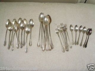 Silverware Lot of 32 Spoons 1847 Rogers Bros. Remembrance Pattern