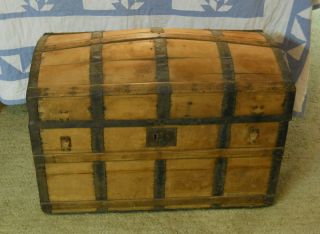 hump back storage chest / trunk/movable wheels /Pickup St. Charles IL